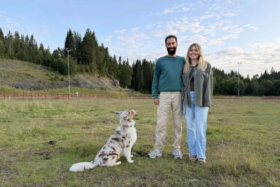 Toni und Maurice mit Yuki auf einer Wiese