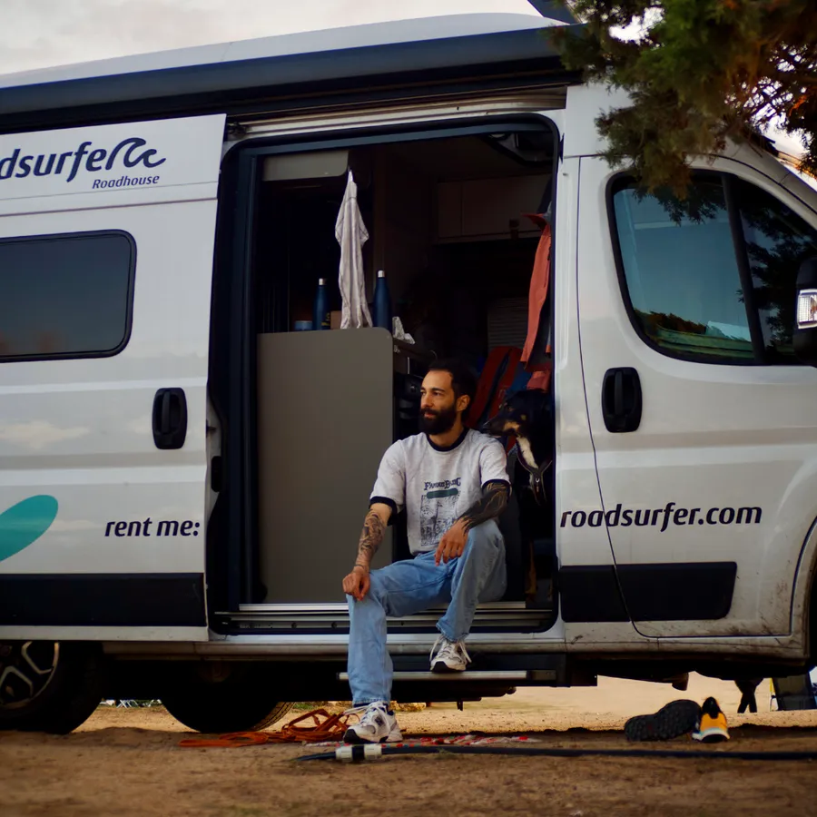 Roadsurfer mit Hund